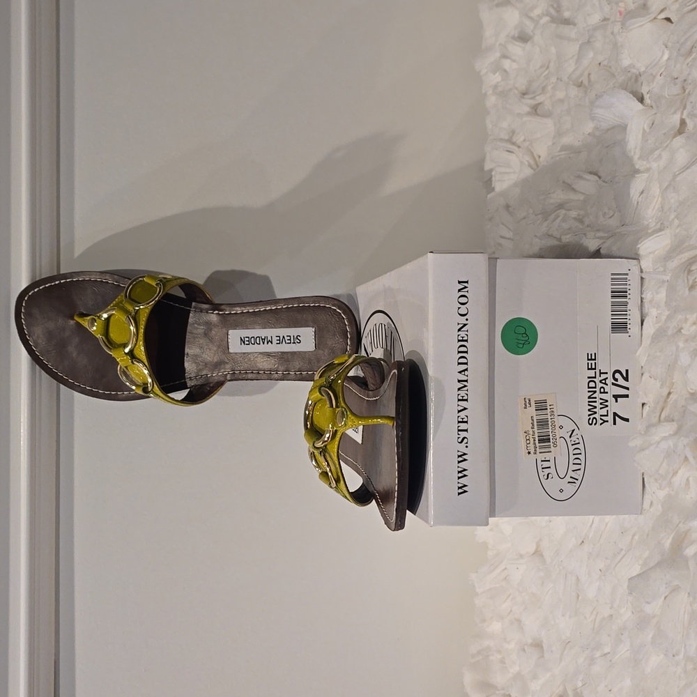 Steve Madden Swindlee Women's Size 7.5 Lime Green Flat Thong Sandals - Picture 10 of 10
